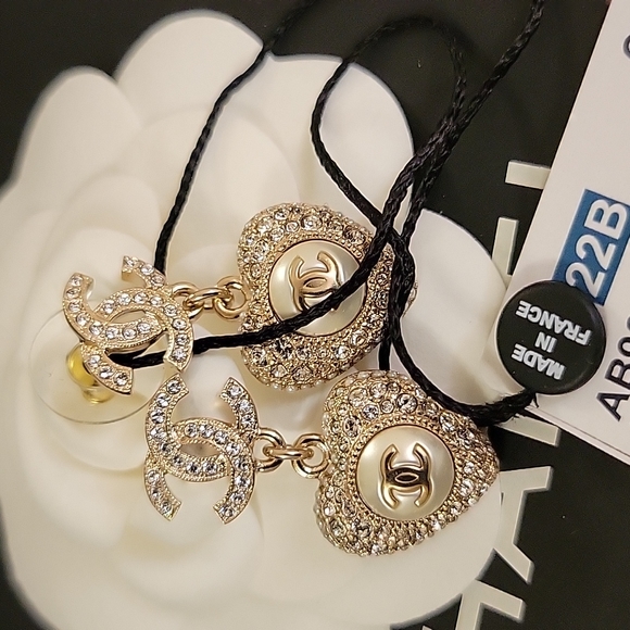 CHANEL 22B CC Logo dangle Earrings Gold &Crystals- Brand New witg tag ✨️ - Picture 6 of 9